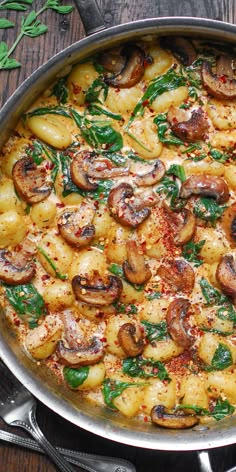 Creamy Spinach and Mushroom Gnocchi - in a stainless steel pan. Mushroom Gnocchi, Vegetarische Diners, Gnocchi Dishes, Spinach And Mushroom, Resep Pasta, Spinach Tomato, Mushroom Recipe, Gnocchi Recipes, Creamy Spinach