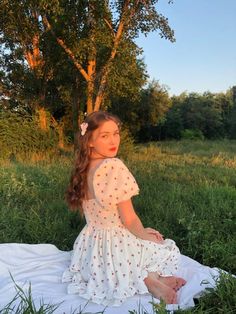 Casual Picnic Outfit, Sadie Core, Selfie Ideas Creative, Picnic Outfit Ideas, Sundress Aesthetic, 20 Anniversary, Picnic Photo Shoot, Girls Sundress, Selfie Poses Instagram