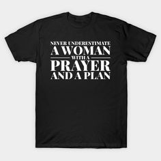 a black t - shirt that says never underestivate a woman with a prayer and a plan