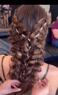 Wedding Bun Hairstyle, Bun Hairstyle For Wedding, Hairstyle For Wedding, Quick Wedding, Wedding Bun, Wavy Wedding Hair, Wedding Bun Hairstyles, Easy Bun, Curly Wedding Hair