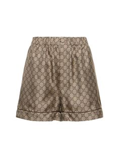 GG Supreme print beige and ebony silk twill . Piped trim. Covered buttons . Unlined . Regular waist . Elastic waistband . Wide leg . Button closure. Model is wearing a size38 Versace Brand, Gucci Outfits, Twill Shorts, Silk Shorts, Winter Mode, Silk Twill, Printed Silk, Shearling Jacket, Scarf Hairstyles