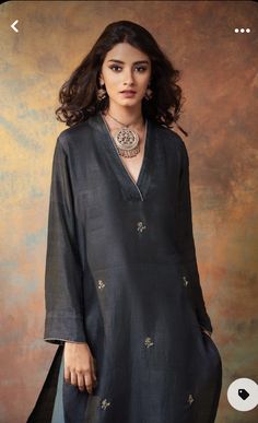 Silk Kurti Designs, Indian Designer Suits, Good Earth, Gaun Fashion, Kurta Neck Design, Cotton Kurti Designs, Dress Neck Designs