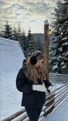 Winter Reference, Snow Clothes, Nyc Pics, Feminine Vibes, Winter Instagram, Snow Pictures