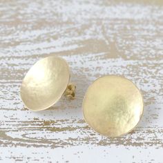 Please allow 4 - 6 weeks for production and delivery if not in stock.
Description:
Make a statement with these stunning hammered gold concave 'Disc' stud earrings.
﻿Details:
Measurements ~22.75mm. Hammered Gold, Magpie, Fine Jewellery, Toronto, Fine Jewelry, White Gold, Yellow Gold, Stud Earrings, Yellow