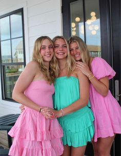 Best Friend Pictures Dressed Up, Beach Pictures Friends Dresses, Hoco Poses Best Friends 4, Preppy Summer Dress, 3 Preppy Besties, Preppy Beach Photos With Friends, Cute Friend Poses, Preppy Beach, Fancy Fits