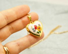 Appreciated by those looking for a meaningful gift, this locket necklace with the bright red cardinal bird, delicate and small in size, lightweight, easy to wear daily, heart-shaped can be personalised. The gift reminds of a loved one who cannot be present today. The cardinal bird is the symbol of the soul that visits its loved ones. Whether it is a gift for yourself to hold close to your heart the photo of your loved one, or whether it is a gift to your mother, sister, aunt or a dear friend is Red Cardinal Bird, Mom Daughter Gifts, Cardinal Bird, Mother Birthday, Cardinal Birds, Red Cardinal, Mother Birthday Gifts, Mothers Necklace, Mom Daughter