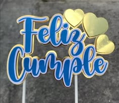 a cake topper with the words feliz cumple on it and hearts