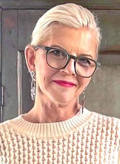 How to Keep your Gray Hair Looking Great - Cindy Hattersley Design Makeup For Gray Hair, Knitwear Trends, Diane Keaton, Ageless Style, Going Gray, 50 Style