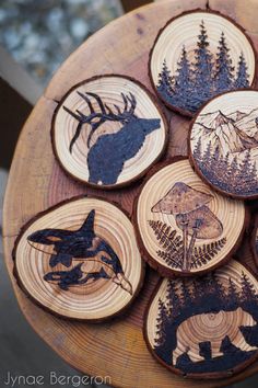 Exemples de motifs et de techniques réalisés sur des rondins de bois avec un fer à pyrograver. Wood Burned Coasters, Art Sculpture En Bois, Wood Burning Tips, Wood Burning Patterns Stencil, Wood Burn Designs, Wood Carving For Beginners, Diy Crafts Love, Wood Slice Art, Woodburning Projects