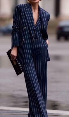 Women Oversized Blazer, Business Event Outfit Evening, Women In Suits Business, Boss Woman Outfits, Woman Suit Fashion Modern, Modern Suits For Women, Silky Camisole, Modern Blazer