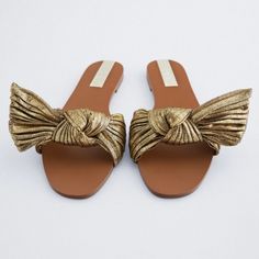 Zara Gold Metallic Bow Sandals Size 11 New With Zara Cloth Shoe Bag. Gold Slippers, Sandals With Bow, Zara Sandals, Zara Gold, Rubber Flip Flops, Loafer Slippers, Bow Sandals, Summer Flats, Bow Flats