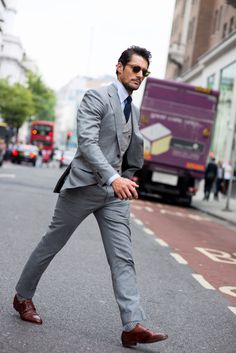 #MensFashion Charcoal Suit Brown Shoes, Grey Suit Brown Shoes, Brown Shoes Outfit, Gentleman Mode, Grey Suit Men, A Man In A Suit, Man In A Suit, Light Grey Suits, Mens Fashion Work