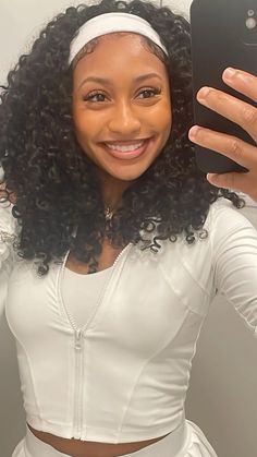 Curly Hair W Headband, Outfit With Afro Natural Hair, Headband And Curly Hair, Cute Braided Curly Hairstyles, Curly Hairband Hairstyle, Side Part Ponytail Curly Hair, Head Band Hairstyles Black Women, Curly Hair With Headband Styles, Organique Breezy Wave Ponytail