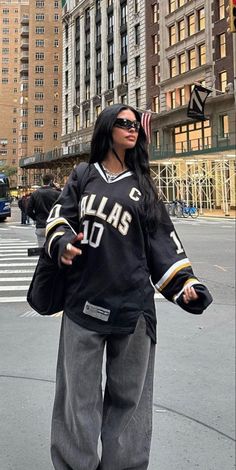 Tomboy Celebrity Style, Jay Jays Clothing, Baddie Outfits Autumn, Fall 2023 Outfits Streetwear, Streetwear Chic Women, Y2k Streetwear Winter Outfits, La Inspired Outfits, Fall Streetwear Outfits 2023, Baggy Baddie Outfits