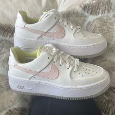 New Never Used Womens Size 5.5 True To Size Pink And White Nike Sneakers Shoes For Girls Aesthetic, Shoes Pink Aesthetic, Nike Shoes Aesthetic, Cute Shoes For School, Shoes For College, Pink And White Sneakers, Pink And White Nike, White Nike Sneakers, Nike Shoes Womens