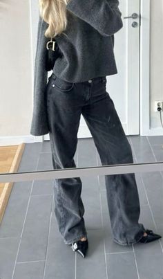 #fashion #jeans #heels #sweater #bag #dior #outfit #dark Chique Outfit, Black Jeans Outfit, Paris Mode, Neue Outfits, Stockholm Fashion, Mode Inspo