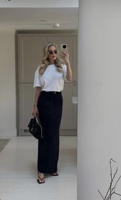 Business Casual Long Skirt, Black Long Silk Skirt Outfit, Dress Office Outfit, Bbq Outfits, Black Satin Skirt, Modest Summer Outfits, Estilo Chic