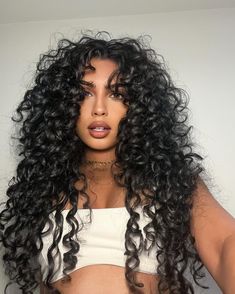 22 Jaw-Dropping Layered Curly Hair With Face Framing Looks Curly Hair Types, Black Curly Hair, Curly Hair Inspiration, Curly Hair With Bangs