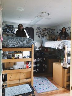 Collage Dorm Room, College Bedroom Decor, Dorm Room Layouts, College Dorm Room Inspiration, Dream Dorm Room, Cozy Dorm Room, Dorm Room Styles, Dorm Design, Dorm Inspiration