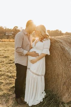 Elegant Babyshower, Country Maternity Photography, Country Maternity Photos, Funny Maternity Photos, Country Maternity, Farm Photoshoot, Maternity Photography Poses Outdoors, Maternity Photo Outfits