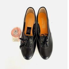 Skylark Bowling Shoe Vintage Circa ~1950s In Excellent Condition With Original Box And Tag Vintage Sizes May Run Smaller To Todays Standards Brown Loafer Shoes, Italian Leather Sandals, Silver Loafers, Bowling Shoes, Black Chunky Heels, Chunky Loafers, Brown Loafers, Leather Brogues, Skylark