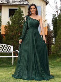 Um vestido de festa com caimento que valoriza a silhueta de forma sofisticada. Com detalhes brilhantes, ele oferece um toque de elegância e glamour. O design cria efeito fluido e gracioso, perfeito para ocasiões especiais. Modern Gown Design, Gala Dresses Elegant 2024, Green Evening Dress Long, Green Gown Dress, Sparkle Floor, Green Long Dress, One Shoulder Evening Dress, Floor Length Evening Dress, Green Chiffon Dress