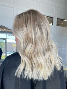 Honey b hair- the perfect blend of icy and honey Root Smudge Honey Blonde, Winter Blonde Highlights, Root Melt Blonde Short, Honey Blonde To Icy Blonde, Dimensional Bright Blonde, Dimensional Blonde Lob, Golden Blonde To Icy Blonde, Blended Blonde Balayage, Icy Natural Blonde