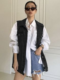 Sleeveless Denim Jacket Outfit, Jacket Without Sleeves, Vest Outfits Aesthetic, Jean Vest Outfits, Denim Vest Outfit, Denim Coat Women, Girls Dress Outfits, Jean Jacket Outfits, Denim Jacket Outfit