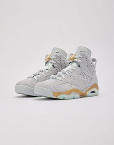 The Air Jordan 6 “Pearl” features a sophisticated "Pure Platinum" suede upper that's soft to the touch. The monochromatic look extends to the matching "Pure Platinum" tongues, laces, and heel tabs. However, what truly sets this sneaker apart are the pearl-inspired charms adorning the laces. Suede upper Suede overlays P Air Jordan 6 Retro, Jordan 6 Retro, Graphic Tee Outfits, Jordan Air, Air Jordan 6, Womens Jordans, Jordan 6, Boy Shoes, Tee Outfit