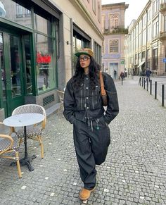 @irislovesunicorns on instagram !! 🤍 Derschutze Clothing, Fitted Cap Outfit Black Women, Nyc Winter Outfits Street Style, All Black Ootd, Timbs Outfit, Winter Outfits Street Style, Nyfw Style, Uni Fashion, Black Ootd