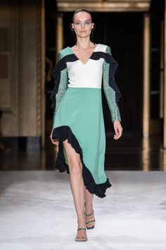 Christian Siriano Spring/Summer 2020 Look 2 Nyfw Runway, Feminine Dresses, Feminine Dress, Fun Fashion, Fashion Show Collection