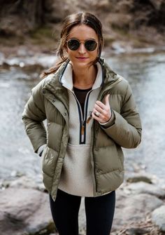 Camping Outfits Women Mountain Outfit, Outdoor Style Women Winter, Up North Fall Outfits, Lodge Wear Outfit, Camp Jacket Outfit Fall, Athleisure Cold Weather, Chic Hiking Outfit Winter, Columbia Womens Clothing, Casual Outfits Outdoor