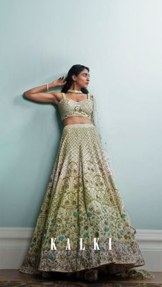 Shaded Lehenga, Lehenga Outfit, Attractive Things, Mehendi Function, Lehenga Top, Reception Outfits, Modern Heritage, Indian Wedding Lehenga, Traditional Indian Clothing