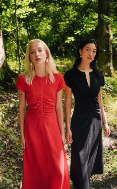 Searching for something classic and simple, suitable for the office yet still elegant enough for a cocktail? You only need to look at our Noemi Dress, which features a feminine shirring at the waist and an undetectable zip front neckline. Best from day to night. V-neck Midi Dress With Ruched Bodice For Work, Fitted A-line Dress With Invisible Zipper, Chic Office Dresses With Ruched Detail, Fitted Bodice Dress With Invisible Zipper, Classic Ruched Midi Dress For Work, Office Ruched Midi Length Dresses, Modern Knee-length Dress For Date Night, Summer Workwear Dresses With Flattering Cut, Knee-length Evening Dresses With Invisible Zipper