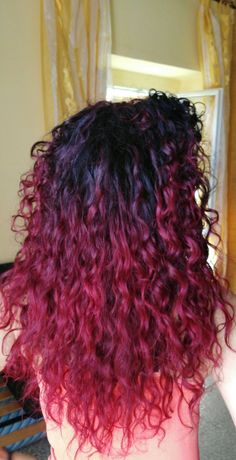 Draculaura Hair, Ombre Curly Hair, Headwrap Hairstyles, Long Face Haircuts, Dyed Curly Hair, Cherry Coke, Curly Hair Care Routine, Long Face, Colored Curly Hair