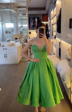 Jaipur Fits, Simple Ball Gown, Green Satin Prom Dress, Dresses Birthday, Looks Party, Birthday Outfits, Stylish Party Dresses, Looks Street Style