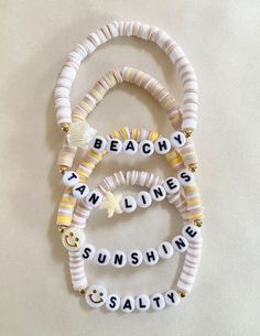 Grandma Clay Bead Bracelet, Birthday Beaded Bracelet, Bracelet Ideas With Letters, Beach Clay Bracelets, Beach Bracelets Clay Beads, Beach Clay Bead Bracelet Idea, Summer Bracelets Ideas, Beach Friendship Bracelets, Beach Bracelets Diy