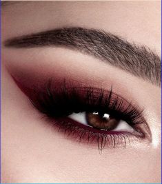 Dark And Moody Makeup, Makeup For Black And Red Dress, Pretty Vampire Makeup, Witchy Makeup Ideas, Vamp Make Up, Witchy Makeup Aesthetic, Black And Red Eye Makeup, Witch Eye Makeup, Vampires Makeup