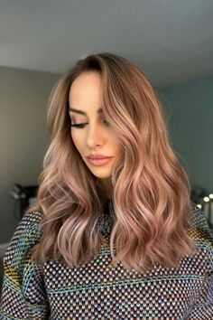 If you want to enhance your rich brown hair and level up with it, try adding pastel undertones! These soft hues can give you a more youthful look, making everyone surprised when they hear that you’re not a teenager after all!//photocredit:@one_beauty_salon Dusty Rose Hair, Brunette Roots, Rich Brown Hair, Rosa Hair, 2024 Hair Color, Chocolate Dreams, Hair Color Ideas For Brunettes