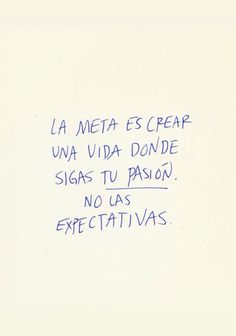 a white piece of paper with writing on it that says la meta es creap una via donde sigas tu pasion no las exectivivas