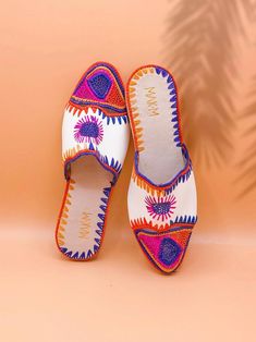 Multicolor Slip-on Beach Mules, Handmade Artisan Mules For Summer, Multicolor Slip-on Mules For Beach, Multicolor Flat Mules For Summer, Traditional Mules For Beach In Spring, Traditional Flat Summer Mules, Traditional Flat Mules For Summer, White Mules With Leather Sole For Summer, White Leather Sole Mules For Summer