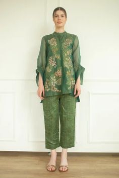 Shop for Oja Green Handloom Silk Embroidered Tunic And Pant Set for Women Online at Aza Fashions Wide Leg Pants Winter, Tunic With Pants, Co Ords Outfits, Gown With Dupatta, Cotton Saree Designs, Pant For Women, Kurta Designs Women, Casual Wear Women, Silk Tunic