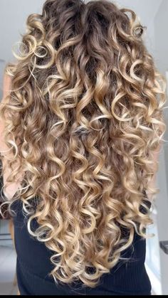 Discover 10 Gorgeous Fall Bronde Balayage Ideas to Elevate Your Look and transform your hair into a stunning autumn masterpiece! These bronde balayage styles feature rich, warm tones that enhance your natural beauty and keep your locks looking fresh and vibrant. Embrace the fall season with these trendy hair color ideas. 🌟🍁💇‍♀️ #FallHair #BrondeBalayage #HairColorTrends #Balayage #HairGoals #HairInspo #TrendyHair #BrondeBeauty Blonde Highlights On Brown Hair Curly, Balayage Curly Hair, Blonde Highlights Curly Hair, Ombre Curly Hair, Natural Curly Hair Cuts, Highlights Curly Hair, Blond Balayage, Brown Curly Hair, Golden Blonde Hair