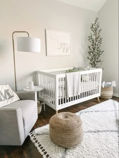 Neutral nursery. Bright and airy, gender neutral nursery. Baby boy nursery inspo. Idee Babyshower