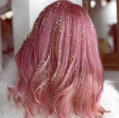 7 Glitter Hair Looks That Are Perfect For the Holidays — and So Easy to Do Hair Glitter Ideas, Glitter Ideas, Trendy We Fryzurach, Hair Glitter, Hair Tinsel, Festival Hair, Glitter Hair, Grunge Hair