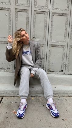 Lazy College Outfit, Chic Blazer Outfit, Mode Monochrome, Trendy Blazers, College Outfits Summer, Style Désinvolte Chic, Best Blazer