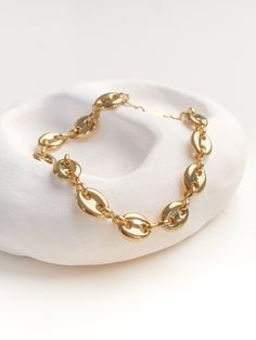 Our Henley Bracelet is known in jewellery circles as the Mariner link, but here at Bixby HQ it reminds us of coffee beans! Hand made in Sydney from high-quality, warm 18k lustrous gold fill. It catches the light and turn heads wherever you go. It’s the perfect stand alone accessory to complete your look. 17cm length waterproof and tarnish resistant 18k gold fill Purchase HERE to match with the necklace in a set and SAVE! Bixby and Co Jewellery - wearable sunshine Adjustable Chunky Chain Bracelet Gift, Adjustable Chunky Chain Bracelet As Gift, Gold Oval Link Oyster Bracelet Gift, Gold Adjustable Chunky Chain Bracelet Gift, Trendy Oval Link Bracelet As Gift, Chunky Chain Round Bracelet As Gift, Adjustable Chunky Chain Gold Bracelet Gift, Trendy Oval Link Bracelet For Gift, Trendy Oval Link Bracelets As Gift