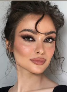 Formal Smokey Eye Makeup, Honey Brown Eyes Makeup, Sultry Brown Eye Makeup, Hallow Eyes Makeup, Minimal Smokey Eye Makeup, 21st Makeup Ideas, Formal Eyeshadow Looks, Makeup For Big Eyes Round, Clubbing Makeup Looks