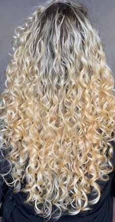 Blond Balayage On Curly Hair, Blonde Highlights Curly Hair, Long Curly Haircuts, Highlights Curly Hair, Gorgeous Gray Hair, Hair Curling Tips, Curly Hair Problems, Curly Hair Photos, Ginger Hair Color