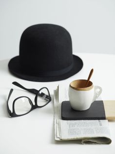 Bowler hat Decoration Photo, Mens Fashion Blog, Mans World, Coffee Break, Coffee Time, The Table, Minion, Tea Time